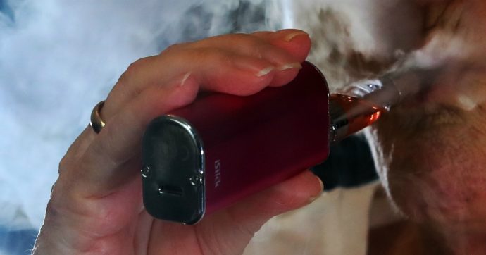 Fumo, Schillaci verso il divieto di e-cig anche in alcuni luoghi aperti. Salvini: “Esagerato. Aiutano ad abbandonare quelle normali”