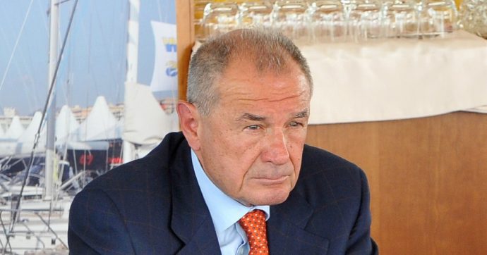 Il senatore condannato vendemmia col generale