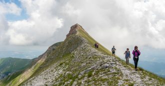 Copertina di Marche, a piedi sull’Alta via e nelle Terre mutate dal sisma: cammini di resilienza e bellezza