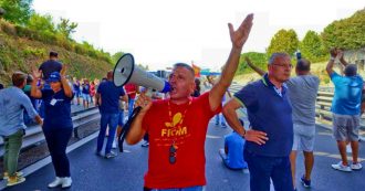 Copertina di Whirlpool, gli operai bloccano l’autostrada A3 dopo la decisione di cedere il sito di Napoli