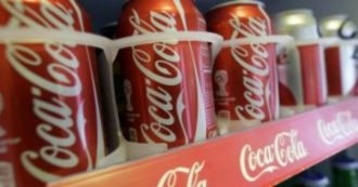 Copertina di Sugar e plastic tax, Coca-Cola minaccia chiusure: “Dovremo pagare 160 milioni”. E’ l’80% del gettito totale atteso dallo Stato
