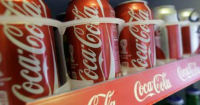 Sugar e plastic tax, Coca-Cola minaccia chiusure: “Dovremo pagare 160 milioni”. E’ l’80% del gettito totale atteso dallo Stato