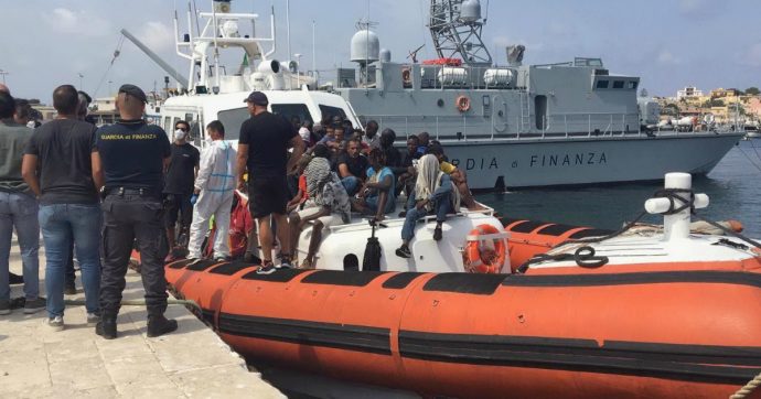 Lampedusa, sbarcano 102 migranti. Sindacato polizia Sap: “Il sistema è in tilt. Arrivati in 570 solo a settembre”