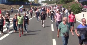 Copertina di Napoli, gli operai Whirlpool in corteo dopo l’assemblea bloccano l’autostrada A3