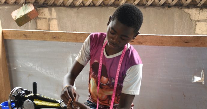 In Africa insegniamo il cucito ai bambini. Un modo per unire una società lacerata dalla guerra