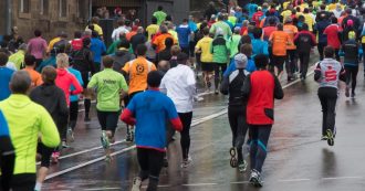 Copertina di Maratona di Palermo, l’atleta si fa male: due poliziotti gli cedono la divisa per proteggerlo dal freddo