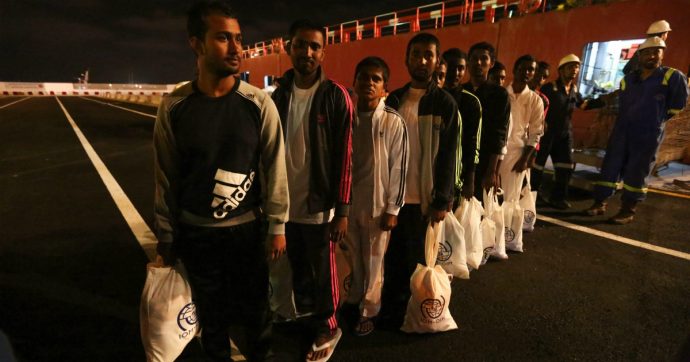 Tunisia, nuova frontiera dell’emergenza migranti dopo la Libia: migliaia di arrivi, sistema nel caos – Reportage