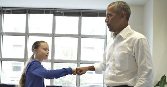 Copertina di Usa, l’ex presidente Barack Obama incontra Greta Thunberg: “Io e te siamo una squadra”. Il saluto con il pugno