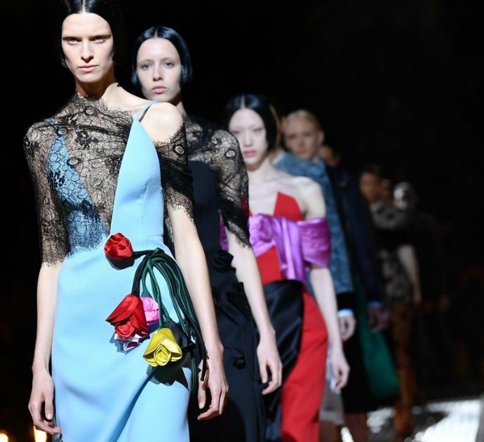 Milano Fashion Week, Prada torna ad uno stile retrò e sofisticato ed è tutto un coro di “Wow, lo voglio!”. Alberta Ferretti back to ’70s
