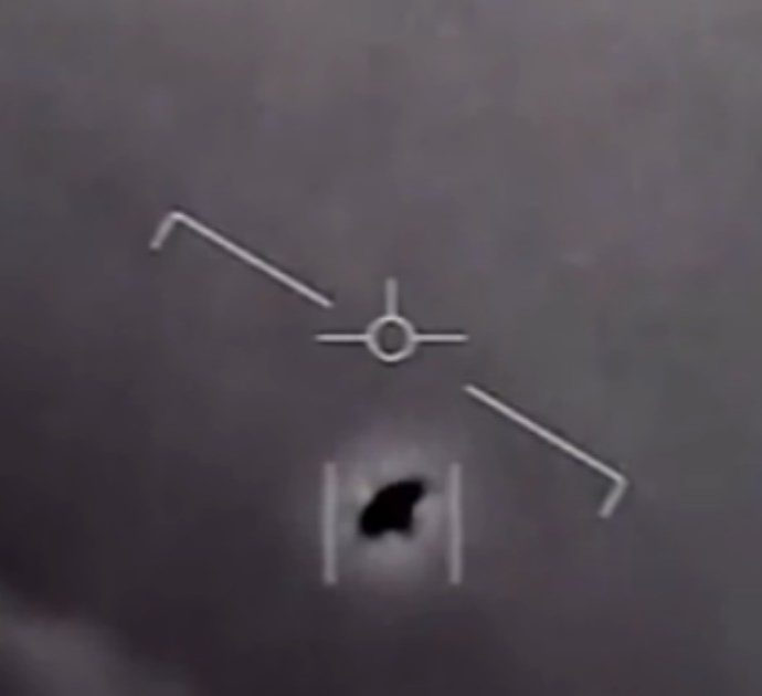 Ufo, il Pentagono: “Non sono alieni, ma rimangono avvistamenti inspiegabili”. Ecco cosa non torna