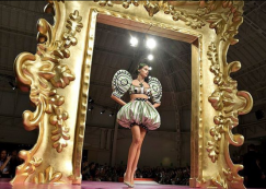 Copertina di Milano Fashion Week, Moschino dà vita alle opere di Picasso. Ma a conquistare la scena è la misteriosa donna incappucciata in prima fila a tutte le sfilate…