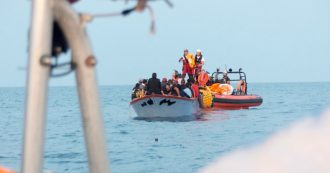 Copertina di Migranti, in 27 sbarcano nella notte a Lampedusa: anche 8 bambini. E la Ocean Viking ne soccorre altri 36: a bordo sono 218