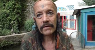 Copertina di Positano, la storia di Gianni Menichetti. Da mezzo secolo eremita nel canyon: “Niente corrente e cellulare. L’umanità di oggi mi turba”