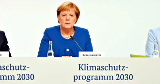 Germania, piano per il clima da 100 miliardi: tassa sulle emissioni, bonus per l’elettrico. Aumento biglietti aerei, giù quelli ferroviari