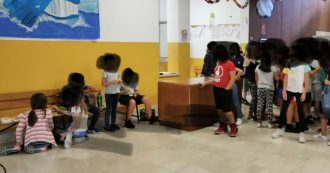 Copertina di Milano, bambini con il pasto da casa costretti a consumarlo sulle panchine dell’atrio della scuola. I genitori: “Grave, pronti a un esposto”
