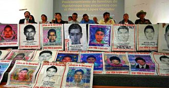 Copertina di Messico, scarcerati 24 poliziotti e indagini lente: ancora nessuna verità per la scomparsa dei 43 studenti di Ayotzinapa