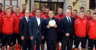 Copertina di Silvio Berlusconi lancia la sfida al Milan: “Organizzate un’amichevole con il mio Monza. Finirebbe 3 a 0 per noi”