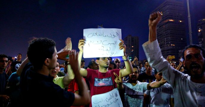 Egitto, proteste dal Cairo a Mansoura per chiedere le dimissioni di Al Sisi: centinaia di persone in strada nonostante la repressione