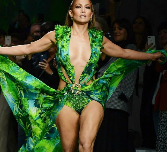 Jennifer Lopez a sorpresa sfila sulla passerella di Versace e lascia tutti a bocca aperta con il suo leggendario jungle dress