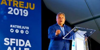 Copertina di Orban: “In Italia il governo si è separato dal popolo”, Di Maio: “Eviti inutili ingerenze”