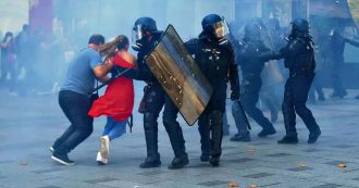 Copertina di Parigi, violenze e incendi: barricate dei black block infiltrati nel corteo per il clima. Polizia su Twitter invita ad allontanarli
