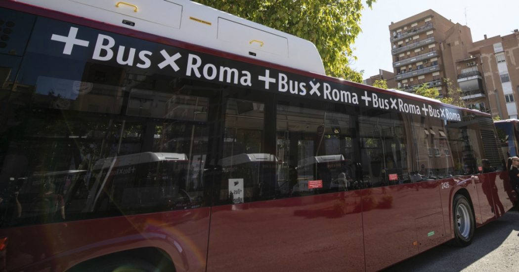 Roma, la burocrazia discrimina: dal 2019 disabile costretta ad andare a scuola con i mezzi pubblici e accompagnata dalla madre