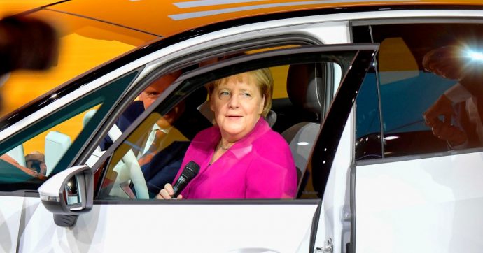 “Così non siamo sostenibili”. Merkel: 100 miliardi green