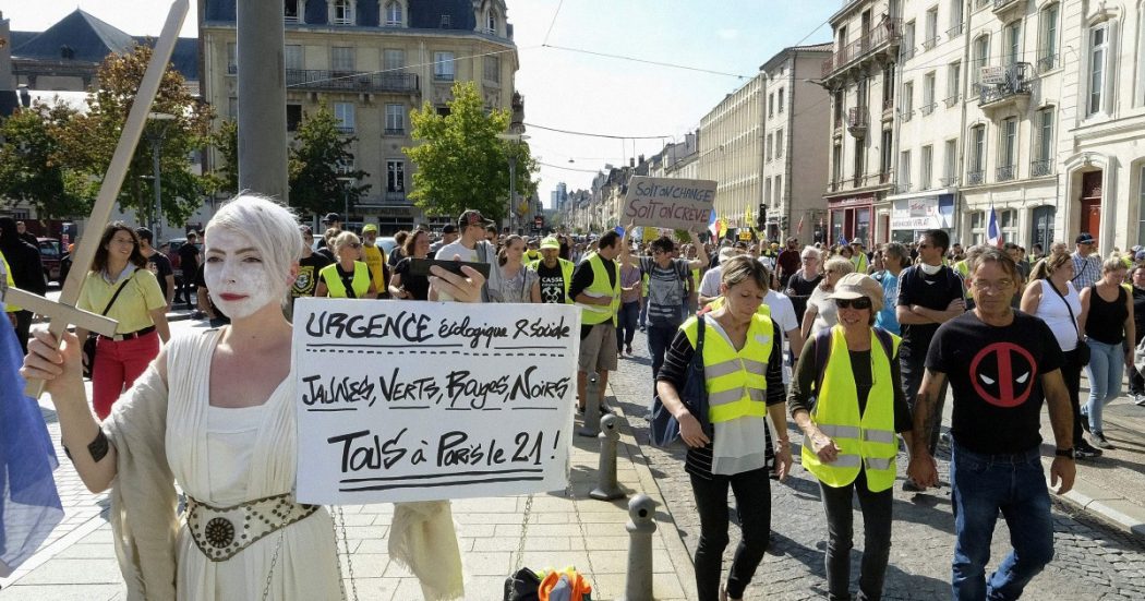 I Gilet gialli diventano verdi e marciano per il clima. Macron: “Sono stati un bene” I Gilet gialli diventano verdi e marciano per il clima. Macron: “Sono stati un bene”