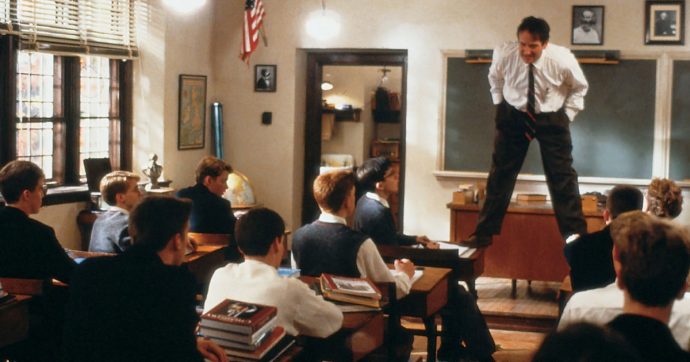 Via la cattedra, il prof va tra gli studenti