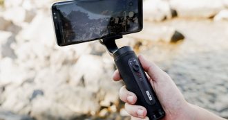 Copertina di Zhyun Smooth Q2, la prova del gimbal compatto per effettuare riprese con lo smartphone