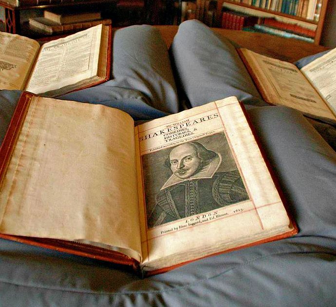 John Milton “fan” di William Shakespeare, scoperte le sue annotazioni su uno dei First Folio
