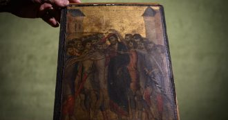 Copertina di Anziana scopre che il quadro che ha appeso in cucina è un Cimabue: vale fra i 4 e i 6 milioni di euro