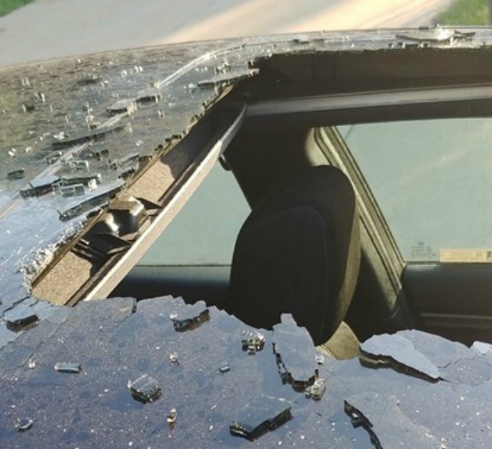Lascia bottiglia di shampoo in auto sotto il sole: esplode e distrugge il tettuccio della vettura