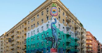Copertina di La street art “antismog” di Iena Cruz sbarca a Milano: “Un murales capace di depurare l’aria come fosse un bosco”