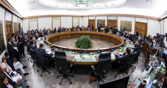 Le correnti travolte dallo scandalo provano a risorgere