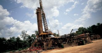 Copertina di Mazzette nigeriane, in Italia la valigia del mediatore