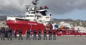 Copertina di Ocean Viking a Messina, sbarcano 182 profughi. A bordo della nave anche 14 minorenni