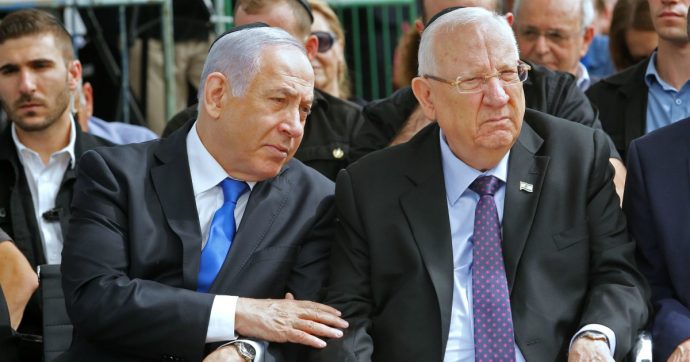 Israele, il presidente Rivlin affida a Benyamin Netanyahu la formazione del nuovo governo. Benny Gantz: “Mai con premier incriminato”