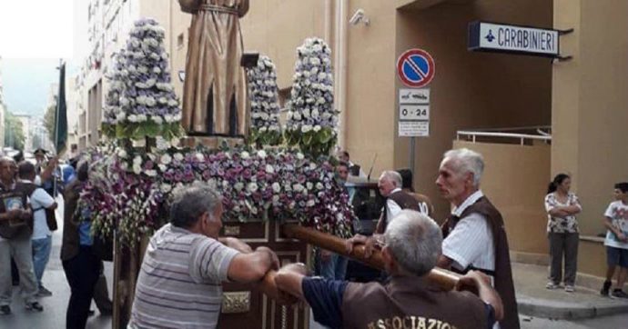 Palermo, allo Zen la processione si inchina davanti alla stazione dei carabinieri