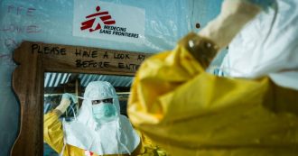Copertina di Ebola, Medici senza frontiere contro l’OMS: “I vaccini ci sono ma ne viene limitato l’uso. Non c’è trasparenza nelle forniture”
