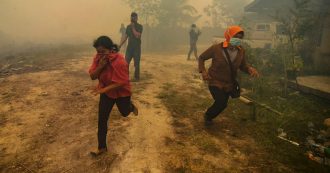 Copertina di Indonesia, incendi provocano foschia tossica: un milione di persone con problemi respiratori