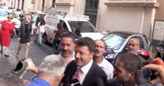 Copertina di “Di chi è questa scarpa?”, simpatico siparietto tra Renzi e un fonico nella rincorsa per l’intervista