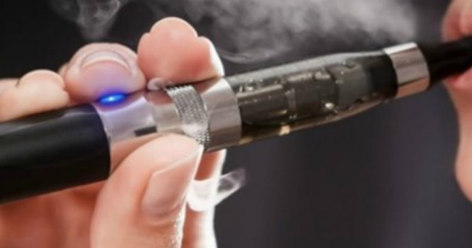 Sigaretta elettronica, l’allerta dell’Istituto superiore di sanità: “Vigilare su malattia polmonare di chi la utilizza”