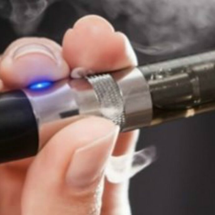 Fuma la sigaretta elettronica in aereo e prende in giro le famiglie che protestavano: arrestata passeggera