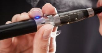 Copertina di “Se qualcosa va storto, possono causare un incendio davvero devastante”: il nuovo allarme sui rischi di sigarette elettroniche e power bank in aereo