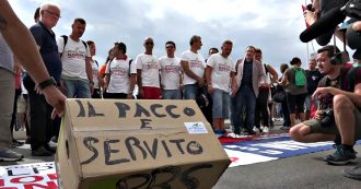 Copertina di Napoli, operai Whirlpool in corteo al consolato americano: “Conte e Di Maio parlino con Trump”