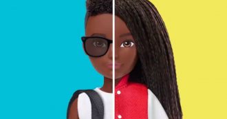 Copertina di Barbie, arriva la bambola “gender free”: “Libera da ogni etichetta perché i bambini sono contrari agli stereotipi”