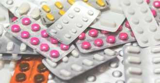 Copertina di Farmaci, l’Italia è il primo Paese che attua la risoluzione dell’Oms per la trasparenza di Big Pharma: primo step per prezzi più bassi