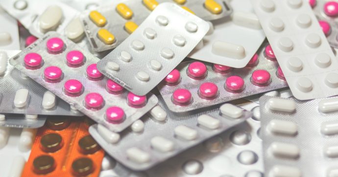 Farmaci, l’Italia è il primo Paese che attua la risoluzione dell’Oms per la trasparenza di Big Pharma: primo step per prezzi più bassi