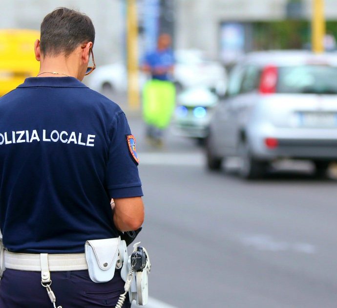 Uomo cammina nudo in centro a Milano, fermato dalla polizia si giustifica: “Mi hanno rubato tutto”